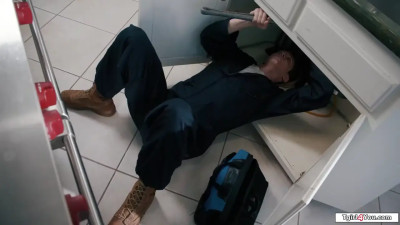 Trans Ariel Demure assfucks the plumber