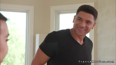 Shemale gives massage with happy ending