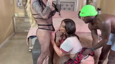 Black Dude Ass Fucks Tranny In Threesome