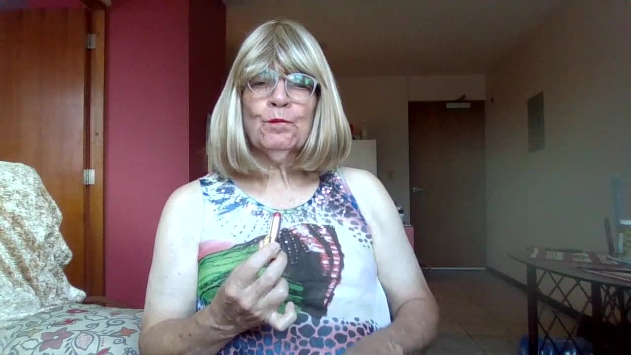 Watch The pleasure of applying lipstick Shemale Porn Videos | TranSexBig.