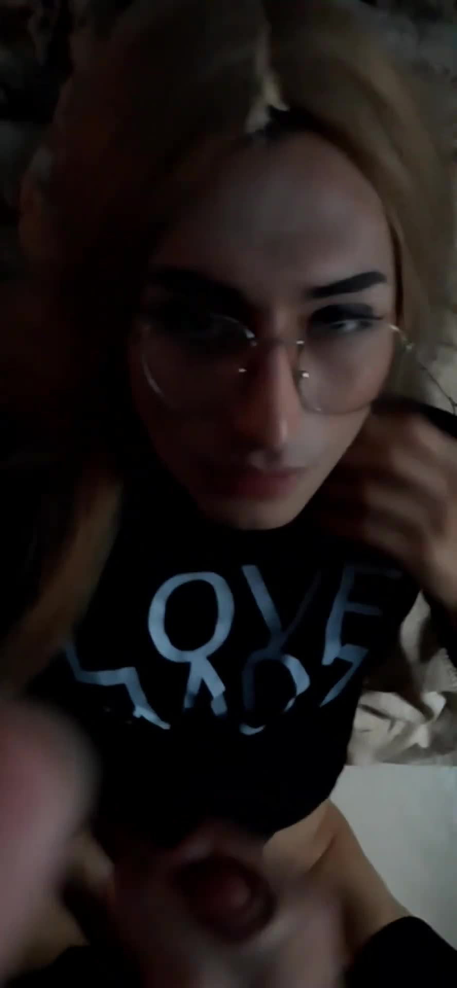 Watch Se la chupo a un amigo a escondidas en mi habitación Shemale Porn Videos | TranSexBig.