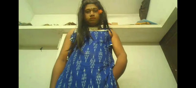 Indian shemale exposing boobs and shakeing huge ass