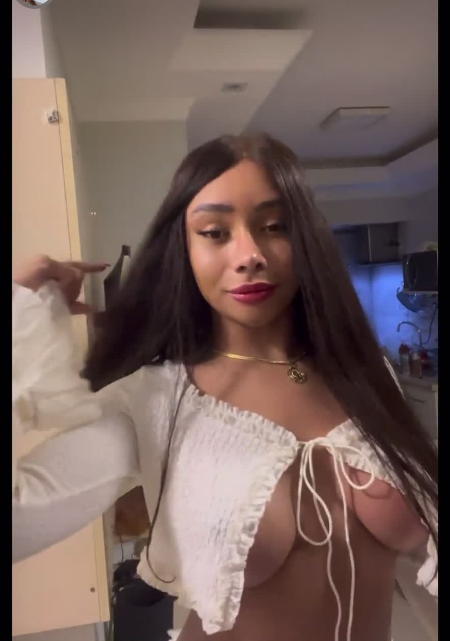 Watch Putinha se mostrando e bombando no cu do cliente Shemale Porn Videos | TranSexBig.