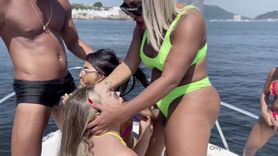 Aylla Gattina TS - Time for the big show, the height of the show at the boat party, that's w