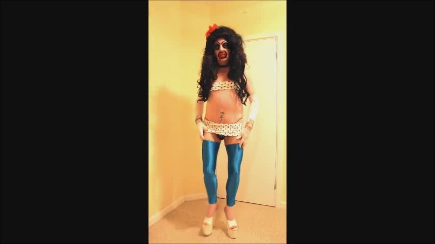 Watch Brunette slut in turquoise leggings Shemale Porn Videos | TranSexBig.