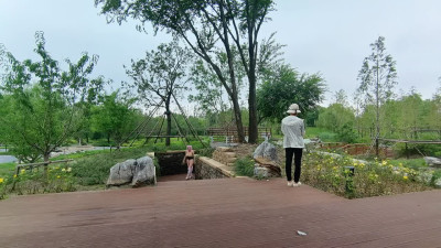 在美女面前全裸玩弄自己的阴蒂