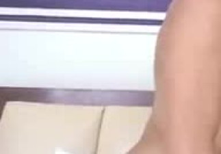 Duas bonecas no motel falando sobre macho