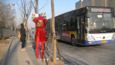 在公交车站把自己绑起来展示阴蒂第一部