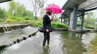 下雨了,我弄湿了自己的阴蒂