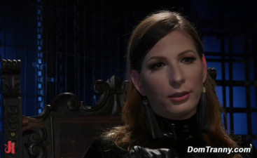 Latex TS Jamie French breaks bound man