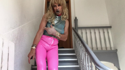 fat ugly dumpcum Blondchen  posiert in zu enegn Leggings