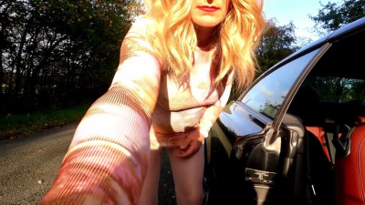 Crossdresser Kellycd2022 out for a drive down the lanes