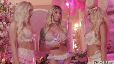 Enjoy this TS royal theesome anal sex