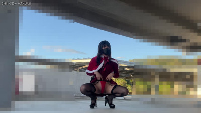 HA107Haku is using a huge dildo to thrust into anal on Christmas Day!