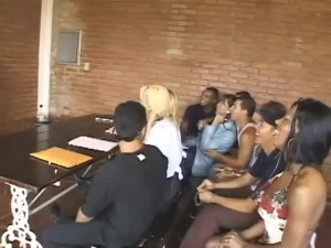 Professora Marcela tentando ensinar algo para esses tapados