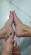 Cums on feet