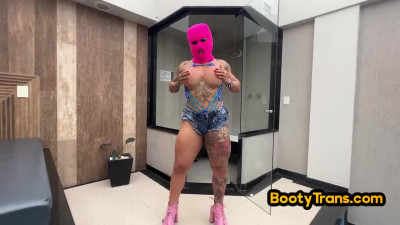 Inked bigass tranny gets fucked doggystyle