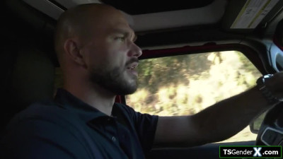 TS hitchhiker Claire Tenebrarum gives car bj n is barebacked