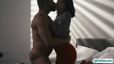 Bigtits transsexual Foxxy deepthroats interracial anal sex