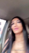 Laura Saenz Brincando no Carro