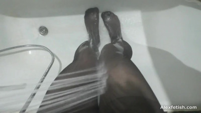 Man in black tights cums in the bath