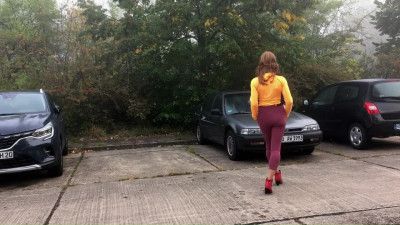 Transe auf dem Schwulentreffen in zu engen Leggings