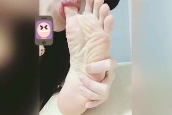 asiatic chick like sucking her feet with jizz on her fo