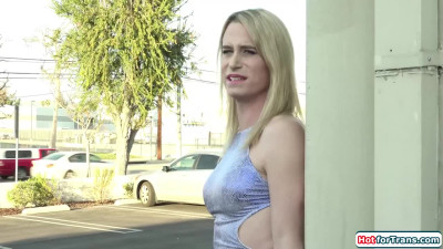 Trans sexworker Niki Vicious deepthroats and is anal reamed