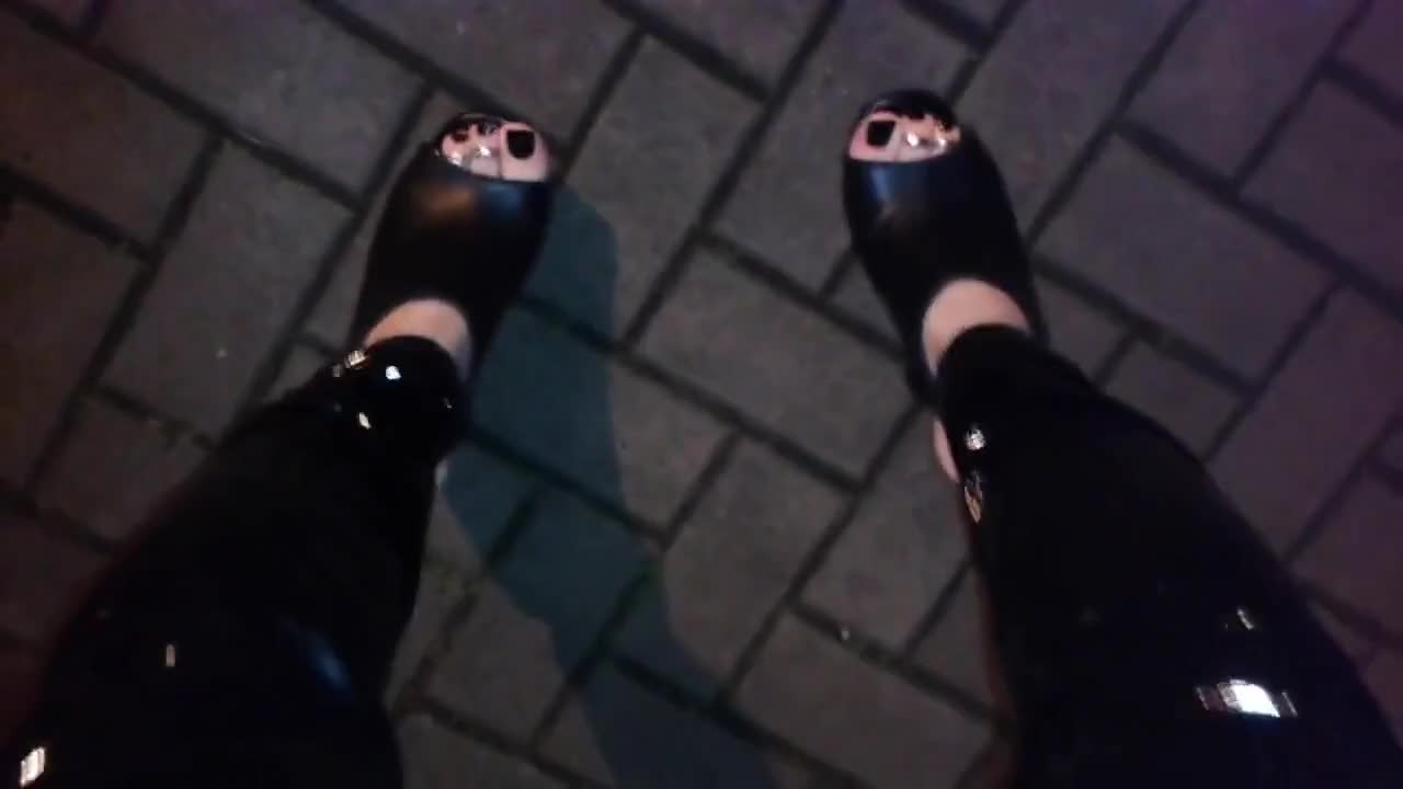 Watch ebony platform wedges and toerings on my hot foot Shemale Porn Videos | TranSexBig.