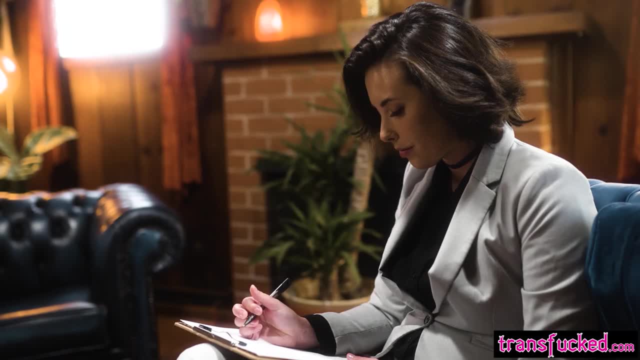 Watch Therapist MILF Casey Calvert fucked by tranny patient after short session Shemale Porn Videos | TranSexBig.